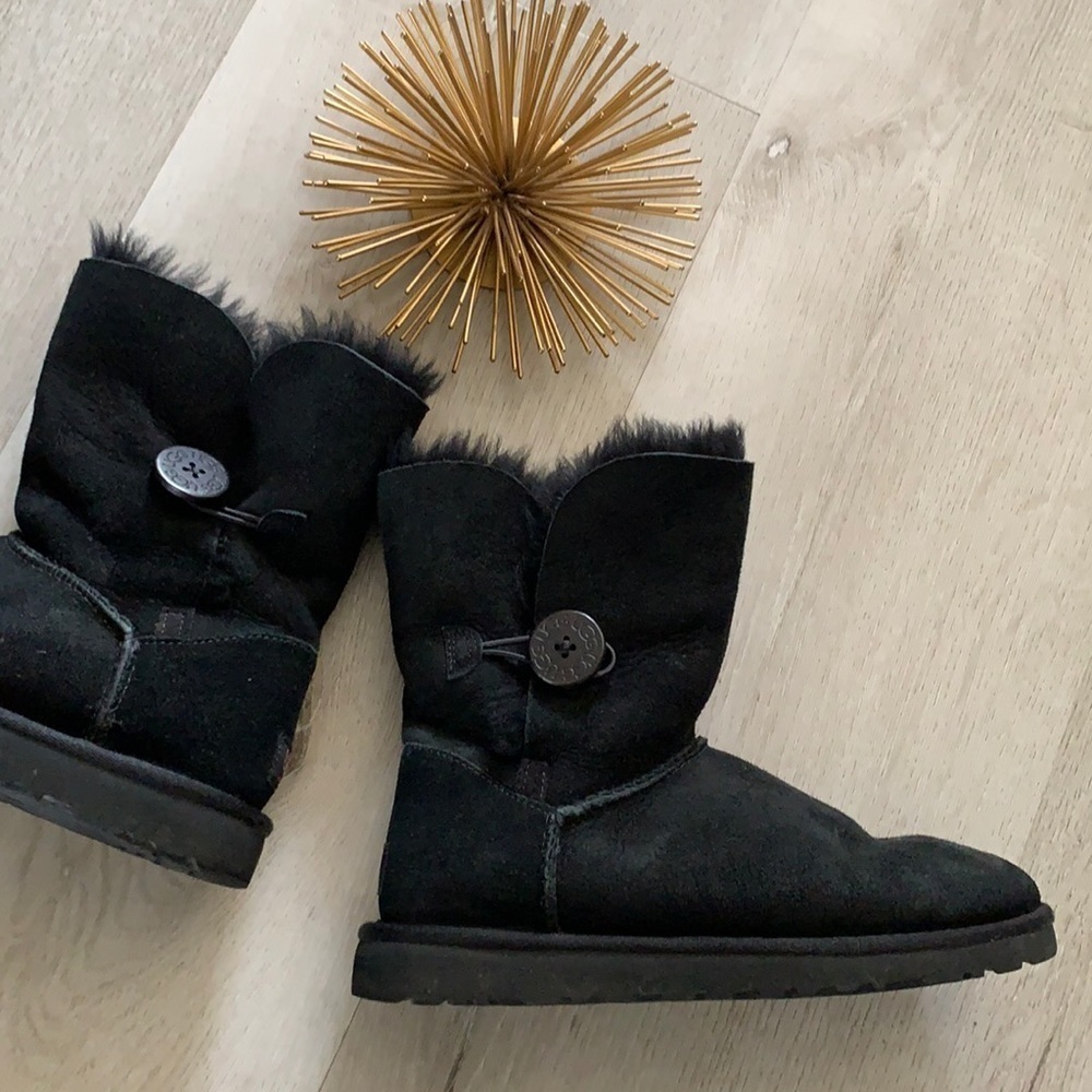 UGG Bailey Button Black Boots size 6 leather sheepskin lining winter cozy - Picture 3 of 16